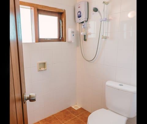 Cabana Twin Room | Bathroom | Shower, free toiletries, hair dryer, towels