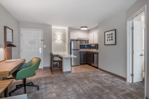 Full-size fridge, microwave, stovetop, dishwasher