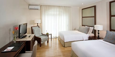 Junior Room | Egyptian cotton sheets, premium bedding, down comforters, minibar