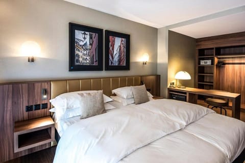 Superior Double Room | Hypo-allergenic bedding, down comforters, minibar, in-room safe