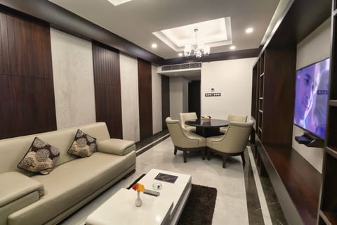 Suit | Living area | 32-inch flat-screen TV with cable channels, TV