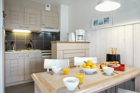 Apartment 4 people - 1 bedroom | Private kitchenette | Fridge, microwave, dishwasher, coffee/tea maker