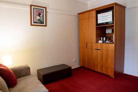 Deluxe Queen Suite | Living area | Flat-screen TV