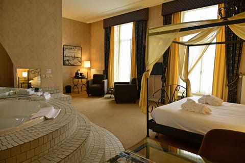 Luxe Suite | Desk, iron/ironing board, free WiFi, bed sheets