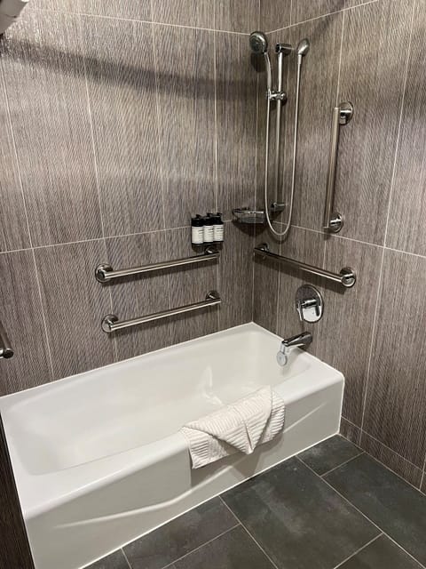 Combined shower/tub, free toiletries, hair dryer, towels