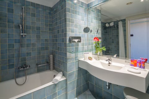 Deluxe Double or Twin Room, Sea View | Bathroom | Combined shower/tub, rainfall showerhead, free toiletries, hair dryer