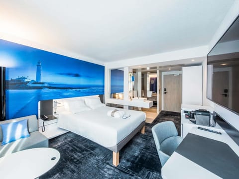 Executive Room, 1 Queen Bed | Premium bedding, minibar, in-room safe, blackout drapes