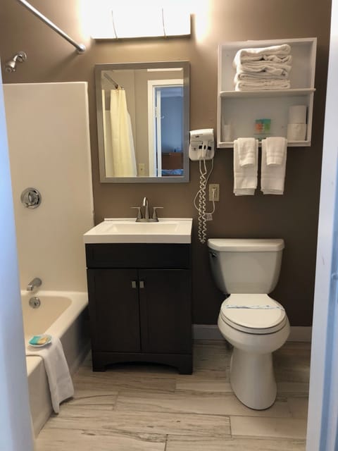 Combined shower/tub, free toiletries, hair dryer, towels