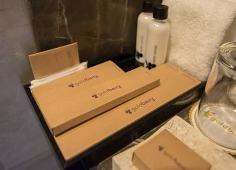 Suite | Bathroom amenities | Shower, free toiletries, hair dryer, slippers