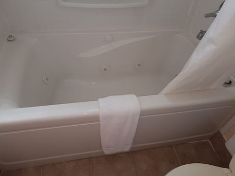 King with Jetted Tub | Iron/ironing board, free WiFi, bed sheets