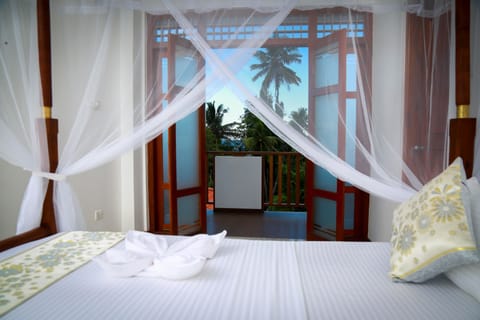 Deluxe Double Room, Beach View | Balcony