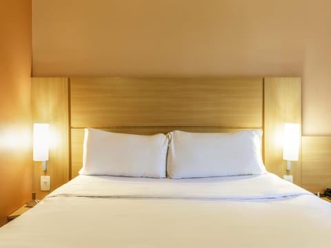 Standard Room, 1 Double Bed | Desk, blackout drapes, soundproofing, iron/ironing board