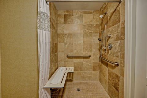 Combined shower/tub, hydromassage showerhead, free toiletries