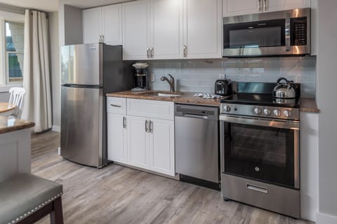 Suite, 1 Bedroom, Fireplace | Private kitchen | Toaster, cookware/dishes/utensils, paper towels