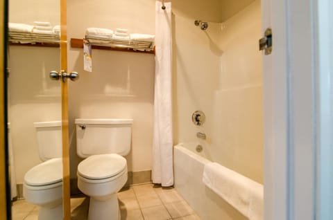 Standard Room, 1 King Bed, Non Smoking | Bathroom | Combined shower/tub, free toiletries, hair dryer, towels