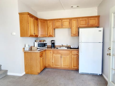 Deluxe Suite, 1 Bedroom, Kitchenette, Mountain View | Private kitchenette