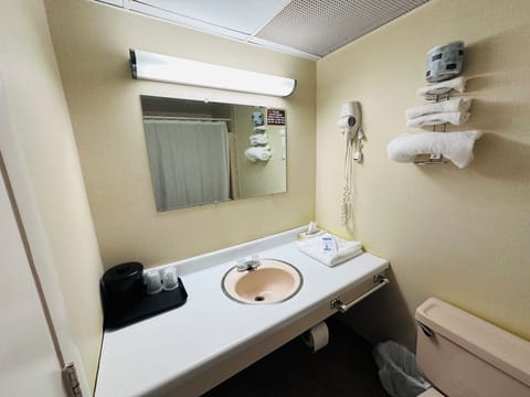 One king bed non smoking | Bathroom | Combined shower/tub, free toiletries, hair dryer, towels