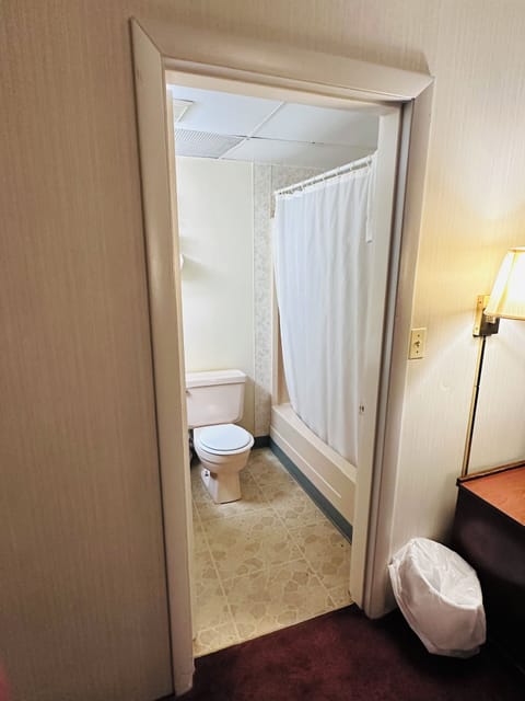 One king bed non smoking | Bathroom | Combined shower/tub, free toiletries, hair dryer, towels