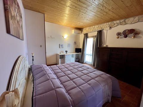 Double or Twin Room | Minibar, in-room safe, desk, free WiFi