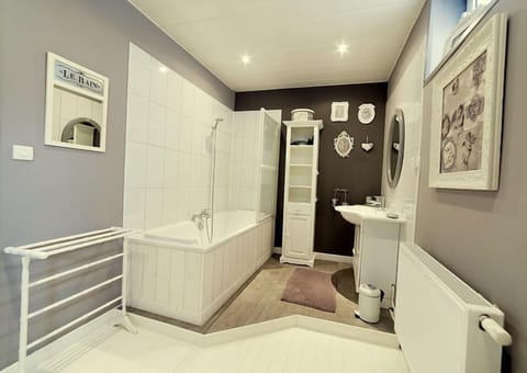 Family Room (La Dentelle) | Bathroom | Free toiletries, hair dryer, towels