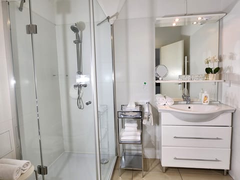 Quadruple Room | Bathroom | Free toiletries, hair dryer, towels, soap