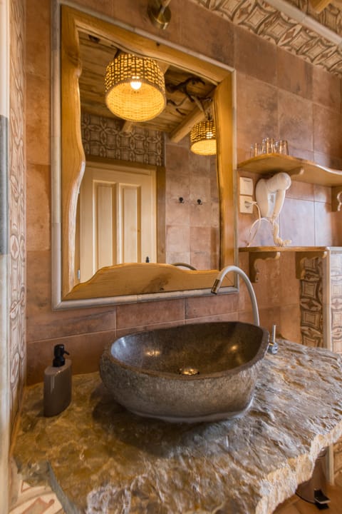 Family Quadruple Room | Bathroom | Shower, hair dryer, towels