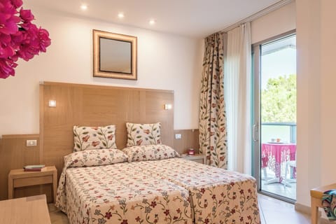 Suite (Medium with balconies) | Premium bedding, minibar, in-room safe, desk