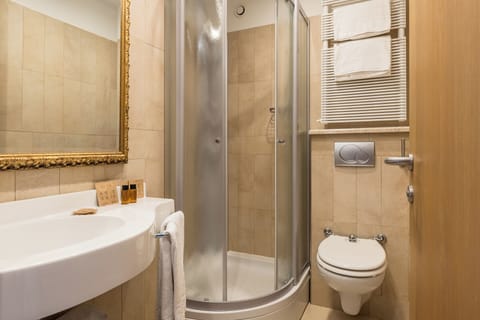 Superior Double or Twin Room, Balcony | Bathroom | Shower, free toiletries, hair dryer, towels