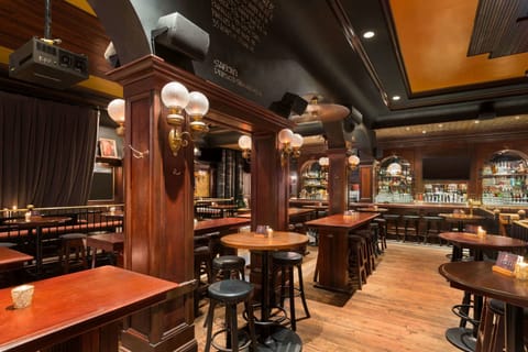 Serves breakfast, lunch, and dinner