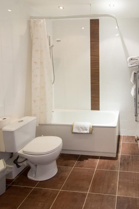 Combined shower/tub, free toiletries, hair dryer, towels