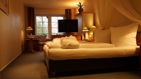 Junior Suite | Desk, blackout drapes, free WiFi, bed sheets