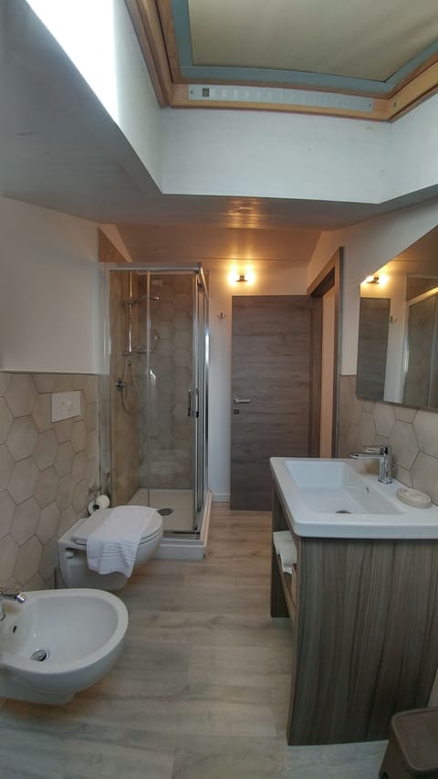 Loft, Partial Sea View | Bathroom | Shower, free toiletries, hair dryer, towels