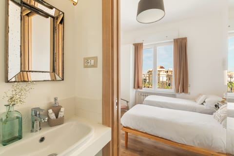 Superior Twin Room, 2 Twin Beds, Private Bathroom, Sea View | Bathroom | Shower, free toiletries, hair dryer, bidet