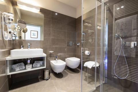 Premium Room, Lake View | Bathroom | Shower, designer toiletries, hair dryer, bathrobes