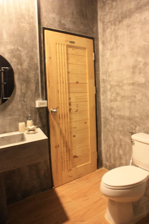 Standard Double Room with Garden View | Bathroom | Shower, free toiletries, hair dryer, bidet