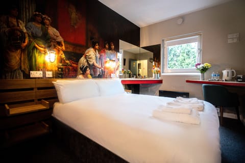 Signature Double Room, 1 Double Bed, Non Smoking, Shared Bathroom | Individually decorated, desk, laptop workspace, free WiFi