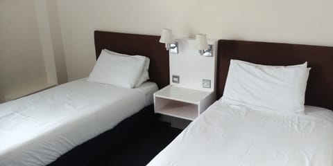 Twin Room, Ensuite | Iron/ironing board, free WiFi, bed sheets