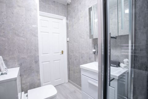 Deluxe Double Room, 1 King Bed, Ensuite | Bathroom | Shower, free toiletries, hair dryer, towels