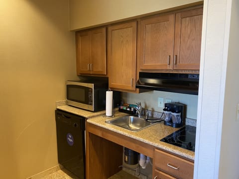 Full-size fridge, microwave, stovetop, dishwasher