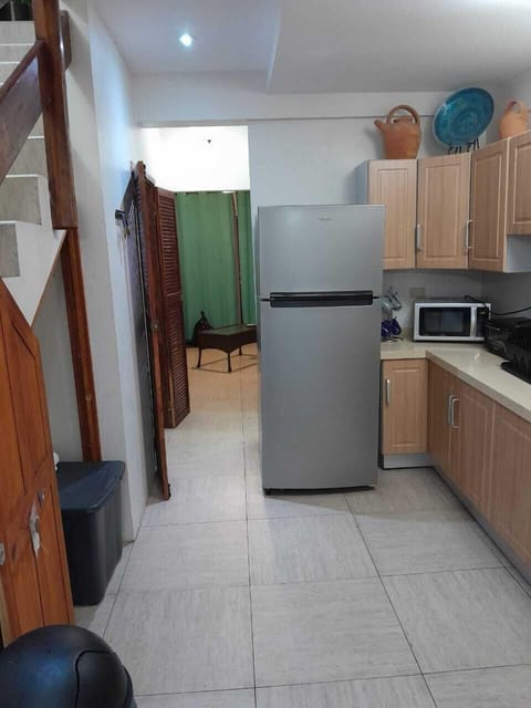 Comfort Townhome, 3 Bedrooms, Kitchen | Private kitchen | Fridge, microwave, oven, stovetop