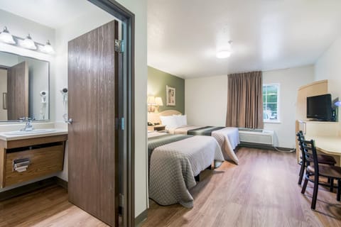 Desk, free cribs/infant beds, free WiFi, bed sheets