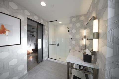 Unicorn Suite | Bathroom | Shower, free toiletries, hair dryer, bathrobes