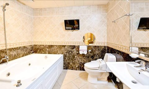 Family Room (1Double+1Sinlge+1Futon) | Bathroom | Separate tub and shower, free toiletries, hair dryer, bathrobes