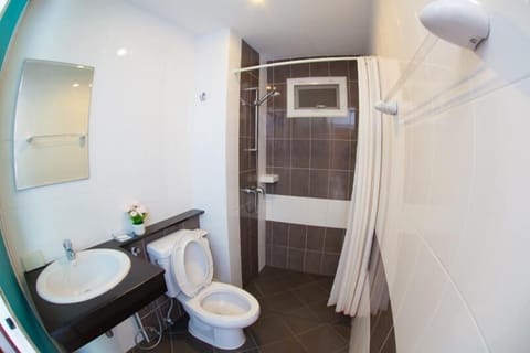 Economy Double Room | Bathroom | Shower, free toiletries, towels