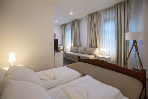 Deluxe Single Room | Minibar, in-room safe, individually furnished, desk