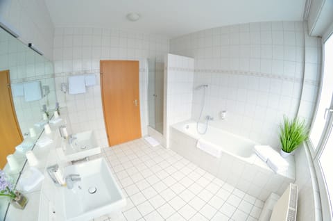 Family Quadruple Room | Bathroom | Free toiletries, hair dryer, towels