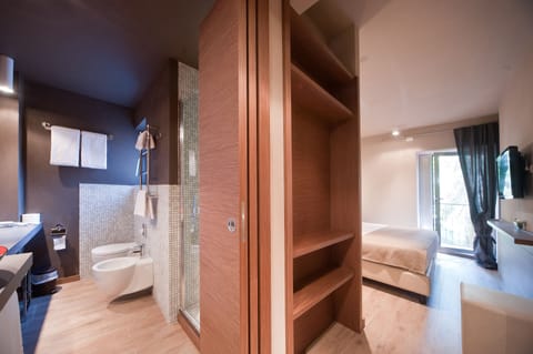 Basic Triple Room | Bathroom | Shower, free toiletries, hair dryer, bidet