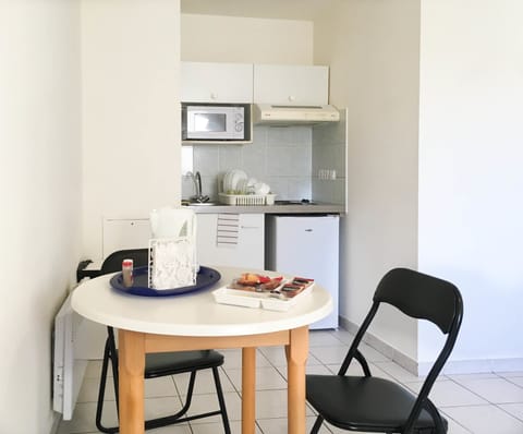 Standard Apartment, 1 Bedroom | Private kitchenette | Fridge, microwave, stovetop, coffee/tea maker