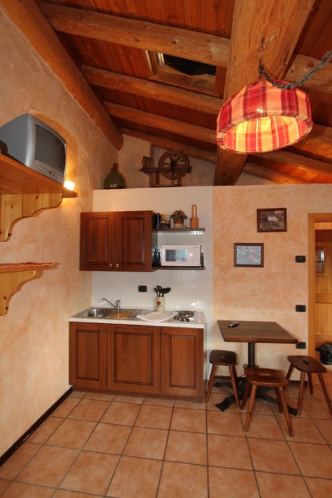 Studio | Private kitchen | Fridge, microwave, stovetop, coffee/tea maker