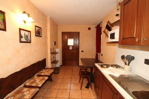 Studio | Private kitchen | Fridge, microwave, stovetop, coffee/tea maker